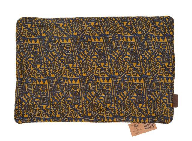 Sari pillowcase in silk 60x40 cm in dark blue and mustard yellow with dense geometric oriental patterns, colorful Indian boho pillow.