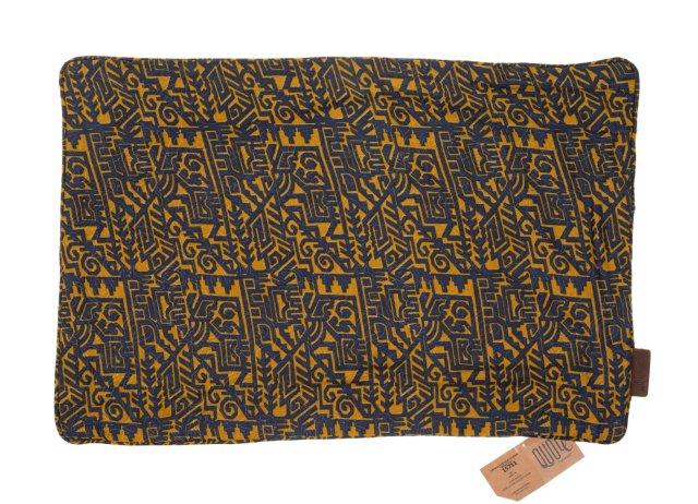 Seidenkissenbezug 60x40 cm in Dunkelblau und Senfgelb mit farbenfrohem ethnischem Boho-orientalischem geometrischem Muster und Sari-Kissenbezug.