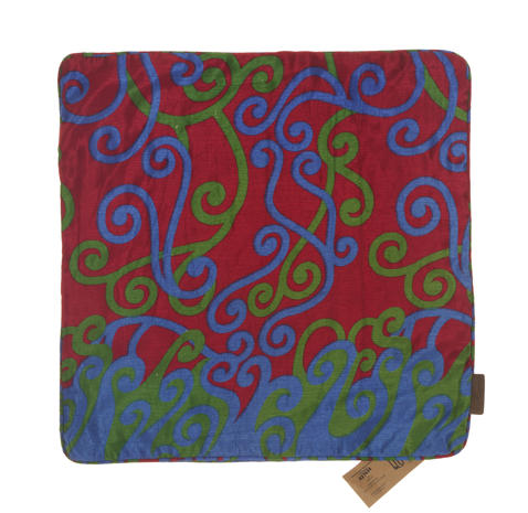 Seidenkissenbezug 50x50 cm in warmem Orange mit farbenfrohem Blattmuster in Türkis und Grün, Boho-orientalischer Sari-Kissenstil.