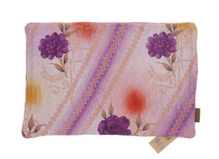 Seidenkissenbezug 60x40 cm in zartem Rosa und Beige mit lila Suzani-ähnlichen Blüten und ethnischem Streifenmuster für ein Boho-Sari-Kissen im orientalischen Stil.