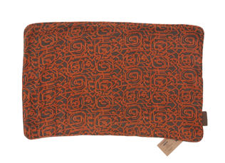 Einzigartiger 60x40 cm Seidenkissenbezug in warmem Orange mit schwarzen, von Suzani inspirierten Tragemustern, ideal als Sari-Kissen für Boho- und Ethno-Vintage-Stil.