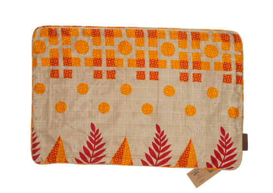 Seidenkissenbezug 60x40 cm in Beige mit farbenfrohem orientalischem Muster aus orangefarbenen Quadraten und roten Blättern für Sari-Kissenbezüge.