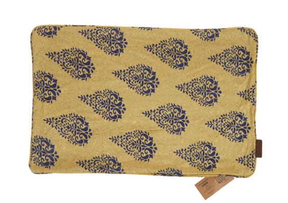 Silk pillowcase 60x40 cm in sand and dark blue with repeating oriental flowers and wrap pattern, Indian sari pillow in boho vintage style.
