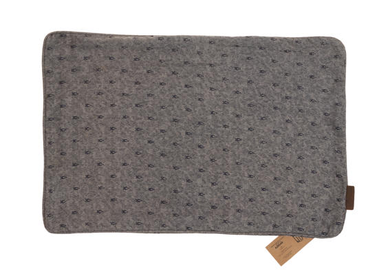 Grauer Sari-Seidenkissenbezug in 60x40 cm mit kleinen dunklen Mustern und sich wiederholenden Symbolen auf einfarbigem Stoff, dezente Musterung.