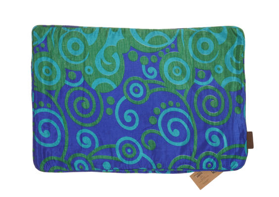 Einzigartiger Seidenkissenbezug 60x40 cm mit farbenfrohem orientalischem Boho-Muster auf dunkelblauem Hintergrund in blau-violetten und grünen Spiralen und Kreisen