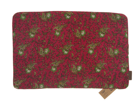 Einzigartiger Seidenkissenbezug 60x40 cm mit rotem Grundton und grün-goldenem Paisley- und Blumenmuster im orientalischen Boho-Vintage-Ethno-Stil.