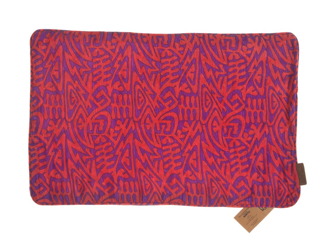 Silk pillowcase 60x40 cm in blue-violet and red with a tightly woven oriental ethnic pattern in geometric arabesques, like a boho sari pillow.
