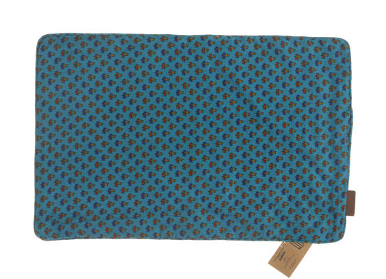 Seidenkissenbezug 60x40 cm in Petrolblau mit kleinen roten Mustern und ethnischem indischem Boho-Stil, Sari-Kissen mit farbenfrohem Allover-Print.