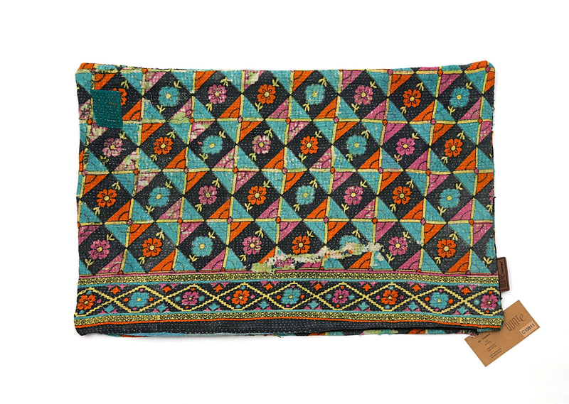 Farverigt Sari Kantha pudebetræk med geometriske mønstre i orange, blå, lilla og sort. Vælg denne pude for et unikt håndlavet look, der tilføjer karakter til din indretning. Størrelse: 60 x 40 cm.