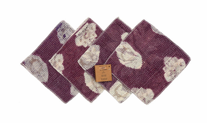 Set of 4 coasters 18x18 cm in burgundy red with white ornament pattern and visible wicker structure, fabric coasters with decorative edge
