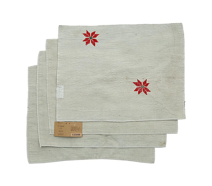 Set of 4 placemats 33x44 cm in white/light cream with red poinsettia table decoration and discreet quilted pattern