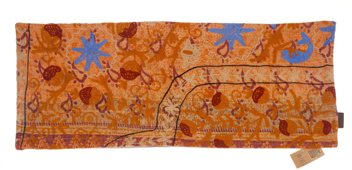 Bunter Suzani-Kissenbezug 50x50 cm in Orange mit blauen Stern- und Blumenmotiven und braunen Ornamenten im Vintage-Boho-Oriental-Stil