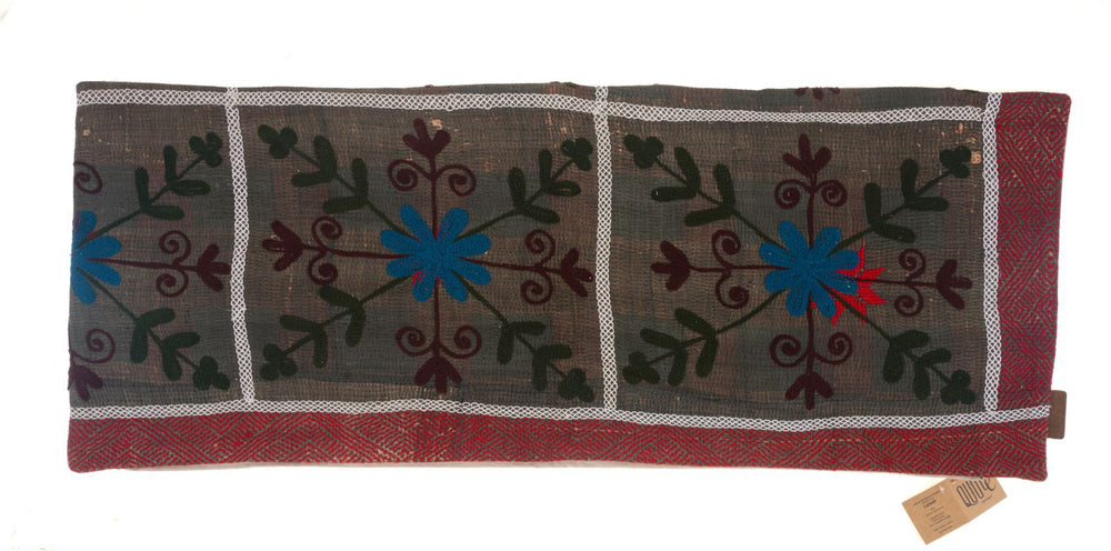 Einzigartiger Suzani-Kissenbezug (50 x 50 cm) im Vintage-Boho-Stil mit dunkelgrauem Hintergrund, blauen, roten und grünen Blumen sowie weißem und rotem Chevron-Rand für Sari-Kissen