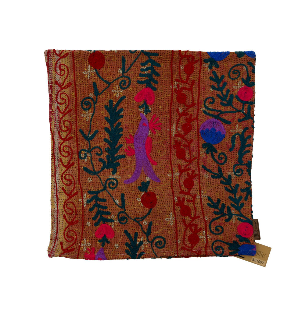 Einzigartiger Sari-Kissenbezug in Rostorange mit gestickten Blumen und Girlanden in Blau, Grün, Rot und Lila sowie einer Bordüre im ethnisch-bohemischen Vintage-Stil.