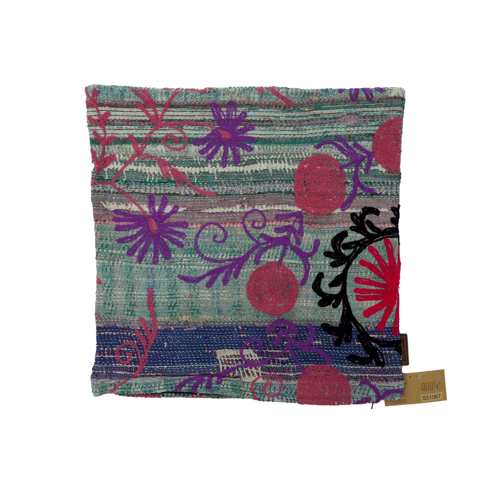Farbenfroher indischer Sari-Kissenbezug in türkisfarbenem Streifenmuster mit lila und rosa Suzani-inspirierten Blumen und Sternenornamenten sowie schwarzem Kontrast.
