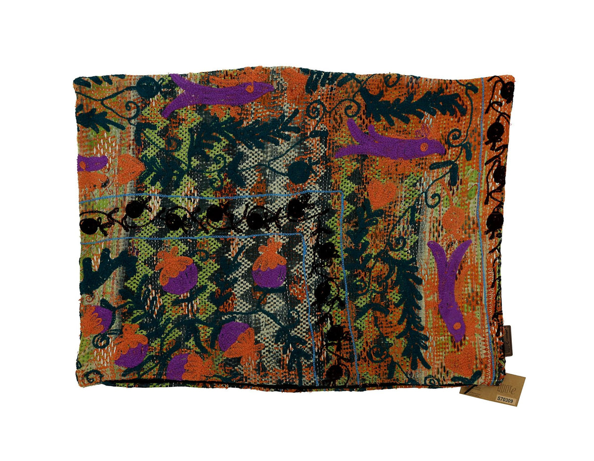 Farbenfroher Suzani-Kissenbezug mit indisch-sari-inspiriertem Patchwork in Orange, Lila, Grün und Schwarz mit gestickten Blumen und Wickelmustern