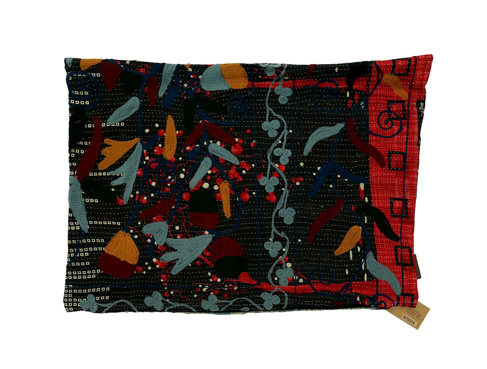 Boho-Suzani-Kissenbezug mit schwarz-rot kariertem Hintergrund, geometrischer Bordüre und farbenfrohen Applikationen in Blau, Grün, Rot und Ocker