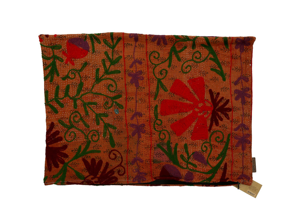 Farbenfroher Sari-Kissenbezug in Kupferorange mit gestickten Ranken und Blumen in Grün, Rot und Lila im Suzani-Boho-Stil.