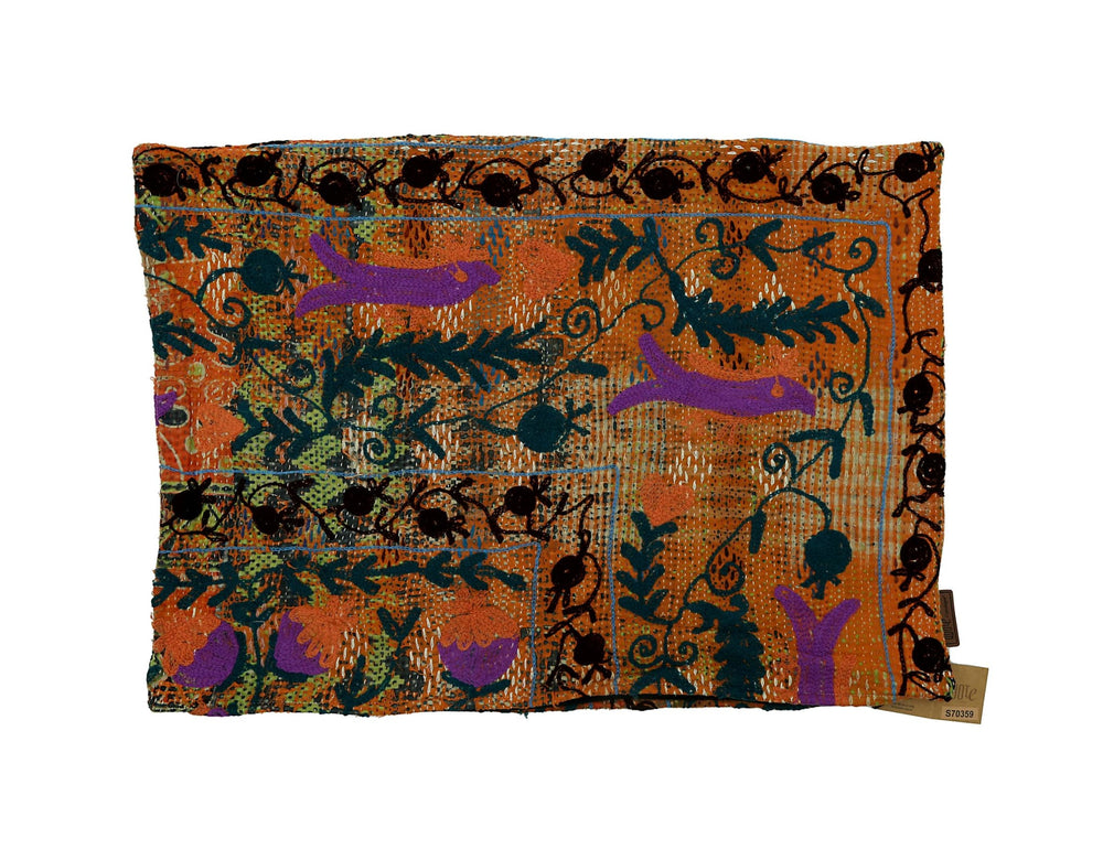 Farbenfroher Boho-Kissenbezug in warmem Orange mit türkisfarbenen Mustern und violetten Applikationen, schwarzen Konturnähten und ethnischem Vintage-Stil.