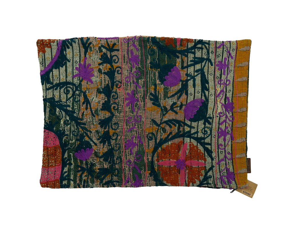 Farbenfroher Sari-Kissenbezug im orientalischen Vintage-Boho-Stil mit dunkelgrünen und blauen Silhouette-Blumen, violetten Stickereimustern und orangefarbenen Streifen.