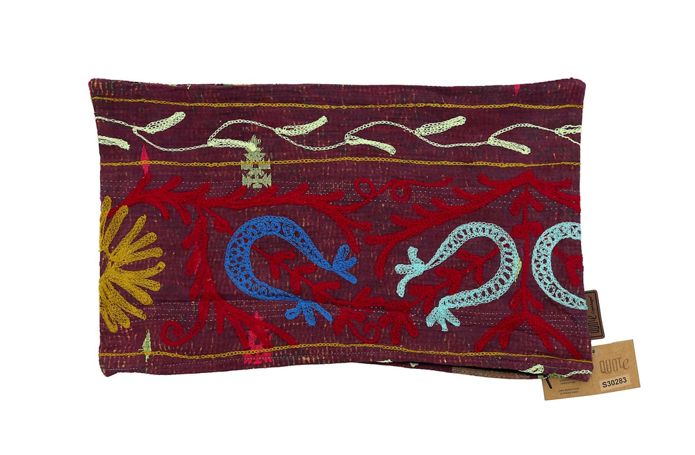 Einzigartiger Suzani-Kissenbezug 30x50 cm in Burgunderrot mit farbenfroher orientalischer Stickerei und geschwungenen Mustern in Rot, Blau, Grün und Gold für Sari-Kissen.