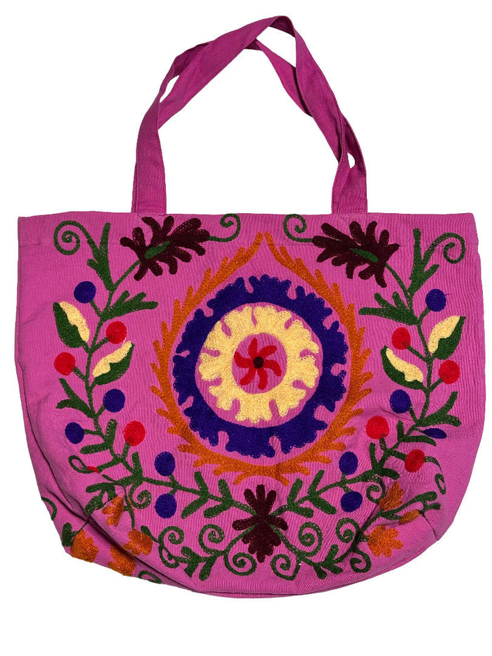 Lyserød broderet tote-taske med farverigt blomster- og cirkulært boho-mønster, genanvendelig skuldertaske på hvid baggrund