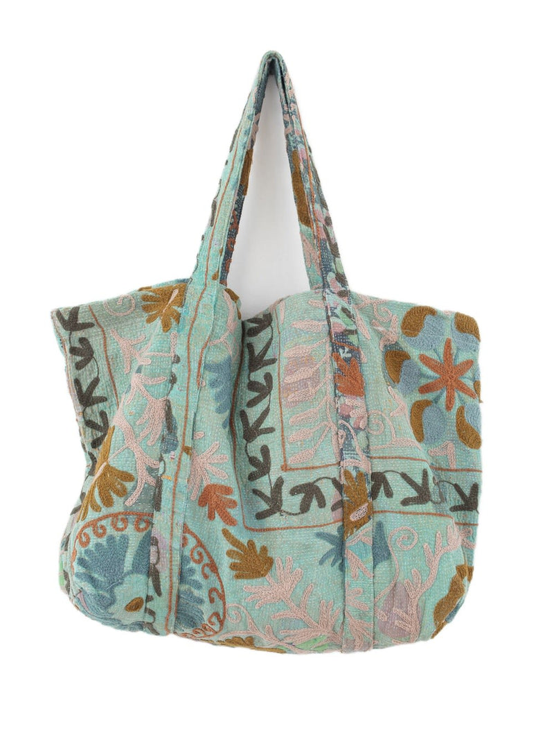 Suzani Vintage Beach dahinter