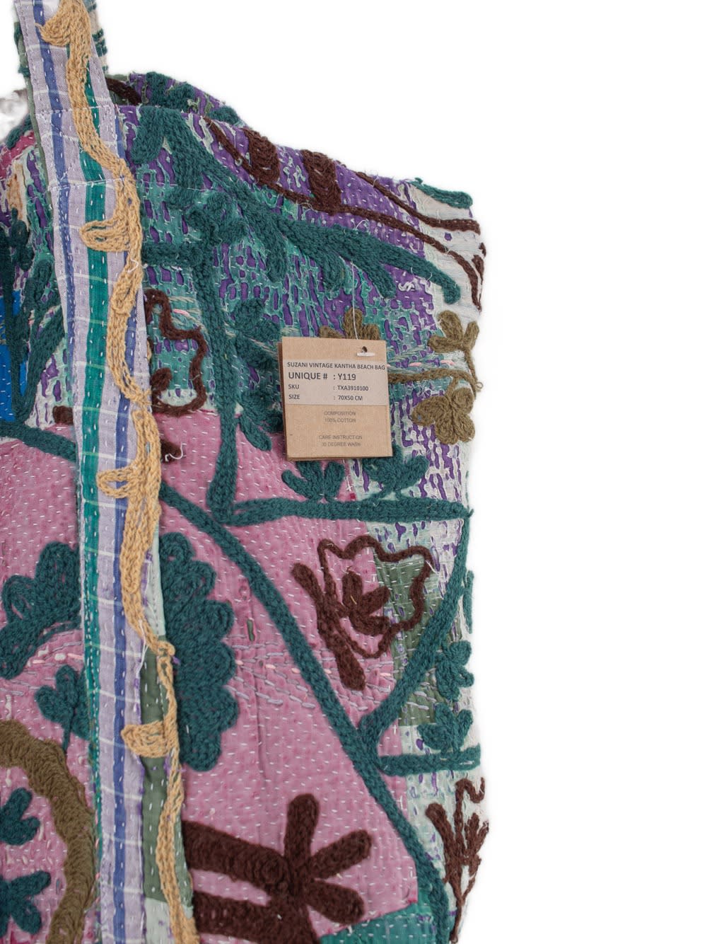Nærbillede af Suzani vintage kantha strandtaske med lyserødt patchworkstof, blomsterbroderi og stribet skulderrem