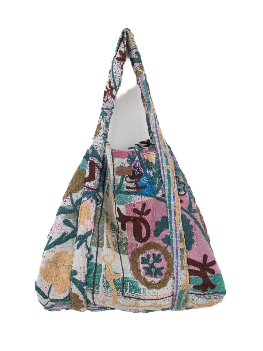 Boho quiltet skuldertaske i flerfarvet patchworkstof med blomster- og abstrakt broderi på hvid baggrund