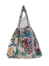Boho quiltet skuldertaske i flerfarvet patchworkstof med blomster- og abstrakt broderi på hvid baggrund