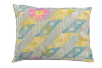 Einzigartiger Suzani-Kissenbezug 50x70 cm mit farbenfrohem geometrischem Muster in Blau, Gelb und Türkis im Boho-, orientalischen Vintage-Stil.