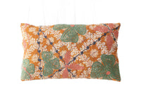 Einzigartiger Suzani-Kissenbezug 30x50 mit orangefarbenem Grund, grünen und rosa ovalen Motiven und dunklen geschwungenen Linien im Boho-Oriental-Stil.