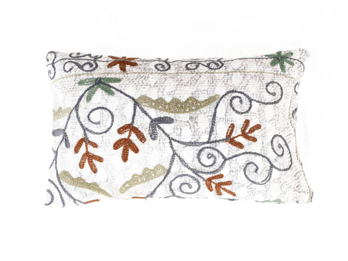 Suzani Kissenbezug 30x50 cm in Creme mit farbenfrohen, gestickten Wickelmustern und Blättern in Dunkelblaugrün und Rostrot, Boho-Vintage-Oriental-Stil.