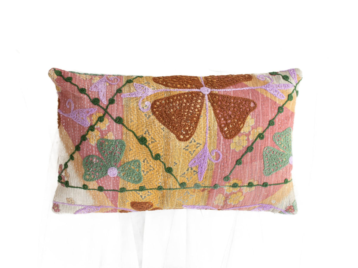 Einzigartiger Suzani-Kissenbezug (30 x 50 cm) mit farbenfrohem Patchwork in Altrosa, Gelb und Grün, verziert mit lila Blumen und einem Zickzackmuster im Vintage-Boho-Stil.